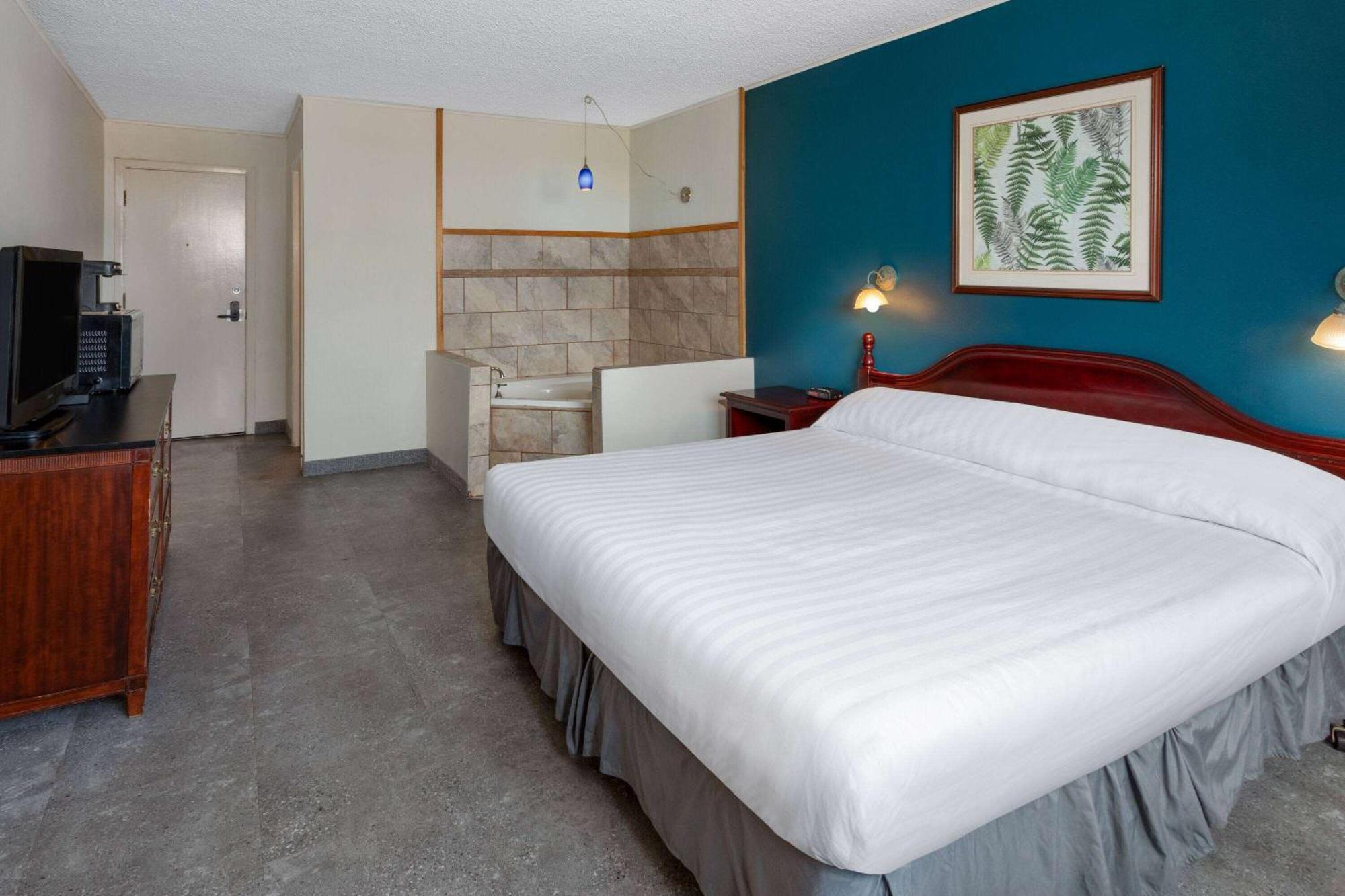 Travelodge By Wyndham Amherst Exterior photo