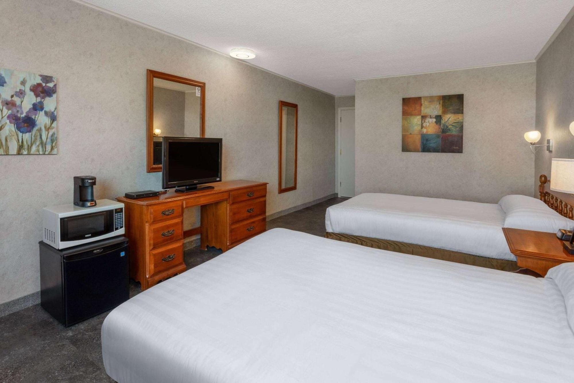 Travelodge By Wyndham Amherst Exterior photo